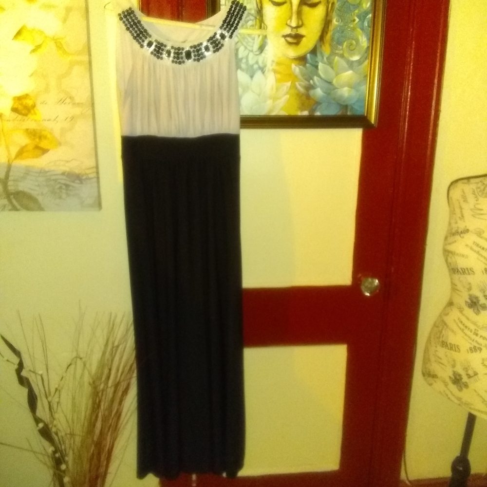 Sandiva Dress